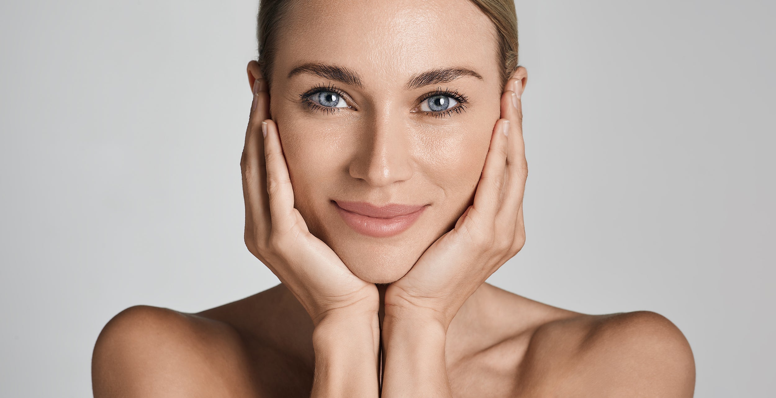 A woman with a beautiful face. How long does facelift bruising last? A week-by-week breakdown of the healing timeline, what speeds recovery, and red flags to watch for.