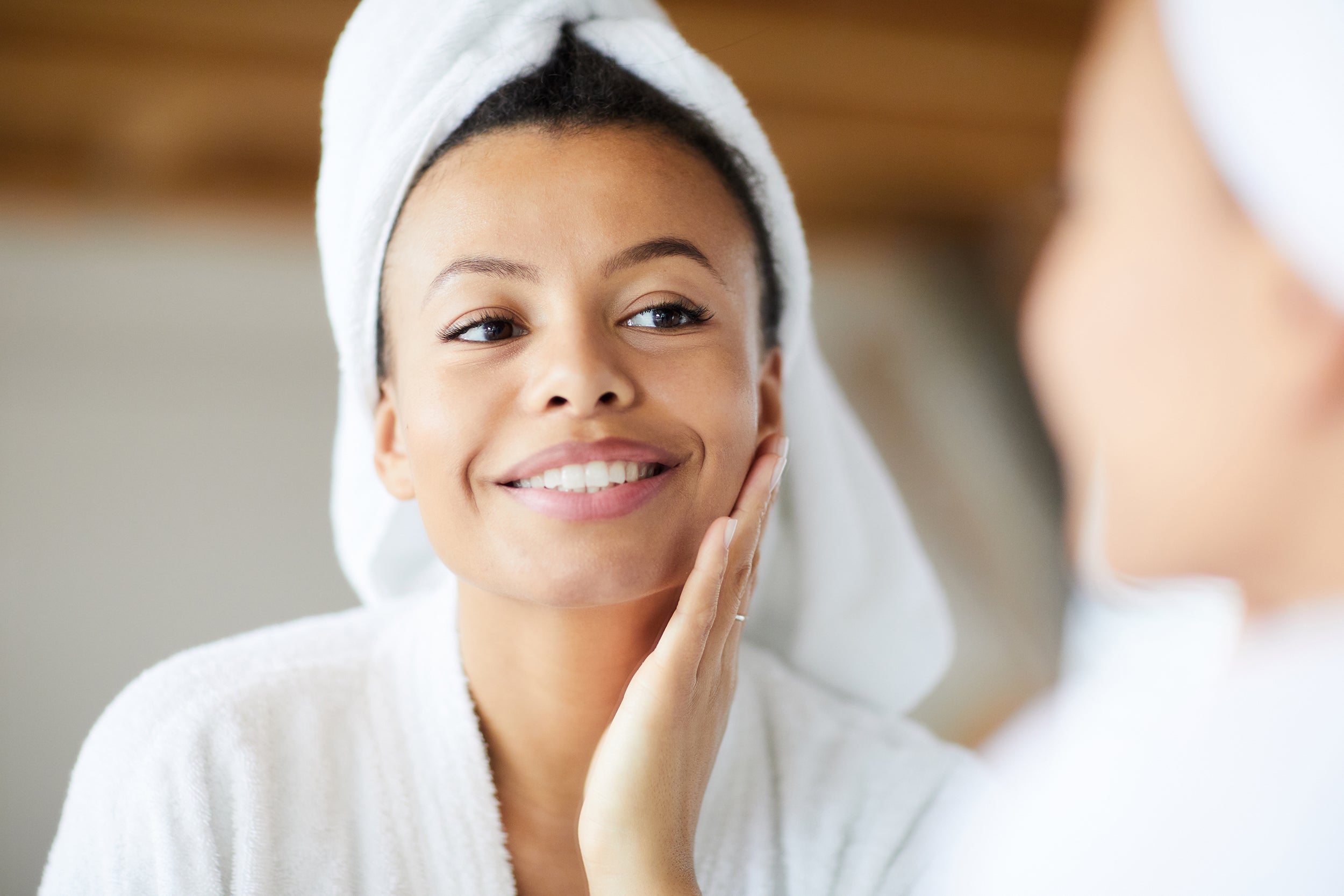 A woman looks in the mirror. Discover which supplements actually support facelift recovery — and which ones to stop before surgery. Includes timing guidance for a 2–4 week pre-op protocol.